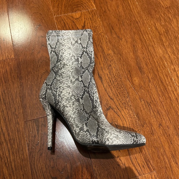 FASHION NOVA Women's Snakeskin Faux Leather Booties in Grey/White│Size U… - Picture 6 of 10